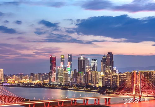 南昌贛江上空現壯美晚霞，如詩如畫